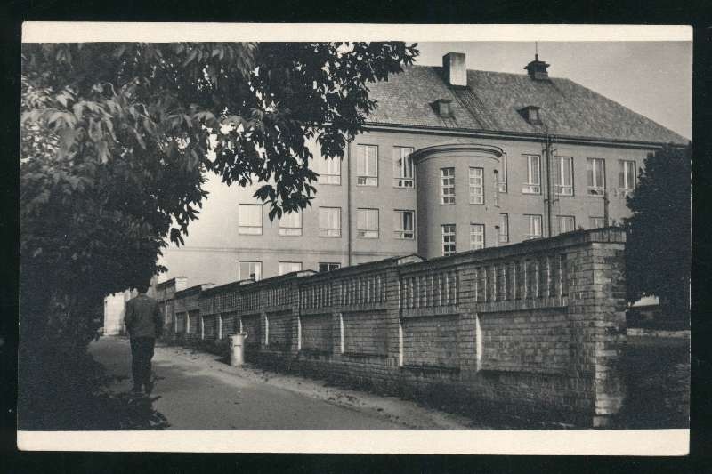 foto, Viljandi, Vaksali tn kõnnitee, administratiivhoone, telliskividest piirdeaed, u 1965