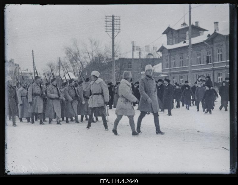 Vabadussõda. 1.Soome vabatahtlike salk (Ekströmi pataljon) saabumas Peetri platsile paraadile. Kolonni ees vasakult: 1.kompanii ülem kapten Anto Eskola, salga ülem major Martin Ekström (vaatab taha), salga adjutant leitnant Elmar Kirotar.