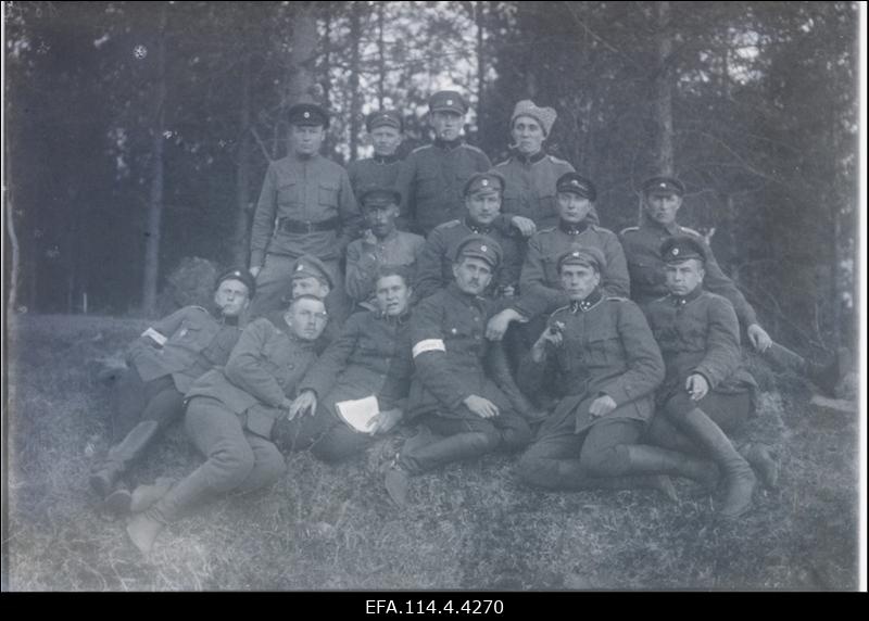 Vabadussõda. Laiarööpalise soomusrongi nr.2 ohvitserid koos rongi nr.3 komandandi ja adjutandiga. Vasakult: I rida - 1. [kuulipildujate komando ohvitser lipnik Erich Espe?], 2. (kolmanda taga) [1.dessantroodu ülem leitnant Johan (Joann) Hiob (Hiiop)?], 3. laiarööpalise soomusrongi nr.3 komandant kapten Oskar Luiga, 4. laiarööpalise soomusrongi nr.3 adjutant sõjaväeametnik Arthur Mahnke, 5. tundmatu, 6. komandant alamkapten Jaan Lepp, 7. 3.dessantroodu ülem alamleitnant Eugen Bärenklau; II rida - 1. suurtükipatarei ülem lipnik Leonhard Pallon 2. Soomusrongide Divisjoni ülema abi alamkapten Arnold Hinnom, 3. 2.dessantroodu nooremohvitser alamleitnant Peeter Lutt, 4.[1.kuulipildujate komando ülem alamkapten Lembit Paap]; III rida - 1. luurekomando ülem lipnik Johannes Riis (Juhan Looming), 2. tundmatu, 3. tundmatu, 4. rongi adjutant lipnik Jaan Jaanson.