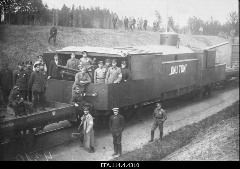 Vabadussõda. Laiarööpalise soomusrongi nr.3 suurtükiplatvorm „Onu Tom“ Stakelni (Strenči) lähedal. Seisab puhvril rongi komandant kapten Oskar Luiga, tema ees rongi adjutant sõjaväeametnik Arthur Mahnke (Artur Manke), platvormil paremalt teine patareiülem lipnik Valter Thalheim (Taliste).