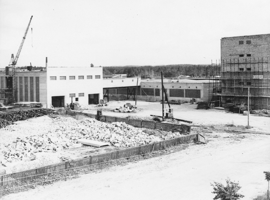 Foto. Vaade valmivale Piimatoodete Kombinaadi piima vastuvõtu majale, tootmiskorpusele, adminhoonele 1968.a.