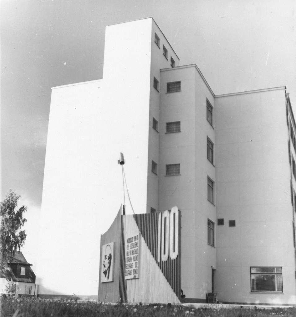 Foto. Vaade valmivale Piimatoodete Kombinaadi adminhoonele  raudteejaama poolt 1970.a.