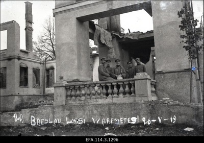 Vabadussõda. 6.Jalaväepolgu ohvitserid Bresslau (Braslava) purustatud mõisahoone trepil. Vasakult: polguülem alamkapten Karl Tallo, ?, 3.Diviisi staabiülem alampokovnik Nikolai Reek, polguülema abi kapten Egbert Jürmann, polgu 1.pataljoni ülem leitnant Verner Limberg.  duplicate photo