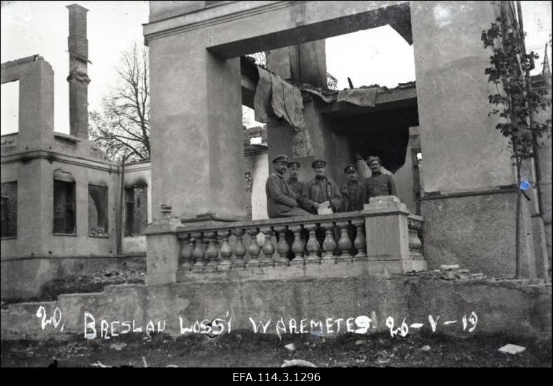 Vabadussõda. 6.Jalaväepolgu ohvitserid Bresslau (Braslava) purustatud mõisahoone trepil. Vasakult: polguülem alamkapten Karl Tallo, ?, 3.Diviisi staabiülem alampokovnik Nikolai Reek, polguülema abi kapten Egbert Jürmann, polgu 1.pataljoni ülem leitnant Verner Limberg.