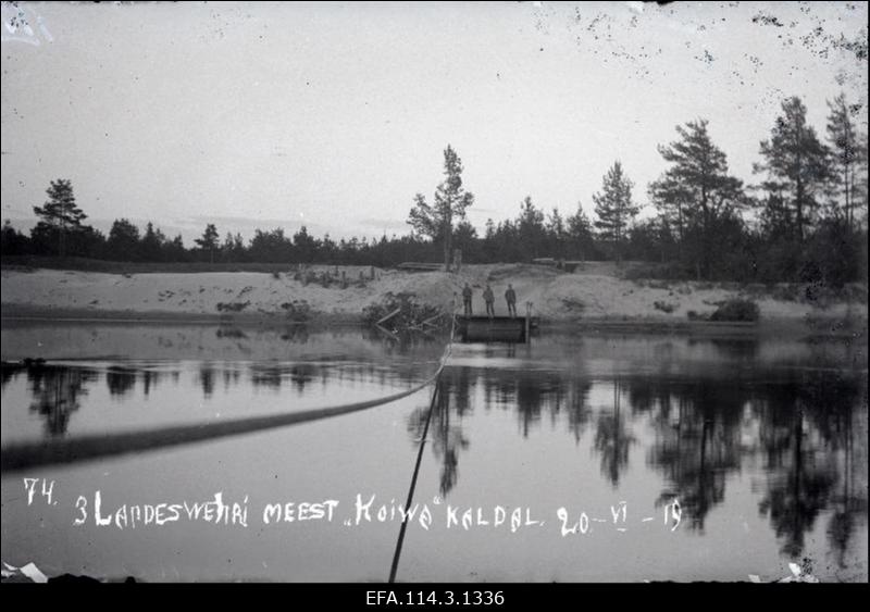 Vabadussõda. Kolm Landeswehri sõdurit jõeparve sillal Koiva (Gauja) jõe ääres.