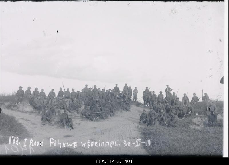Vabadussõda. 6.Jalaväepolgu 1.rood Gubino küla lähedal. Ülevalt teises reas vasakul (must krae) rooduülem alamleitnant Jaan Maide.