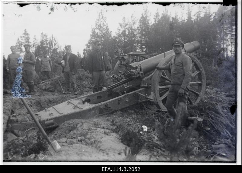 Grupp Eesti kahurväelasi kahuriga.