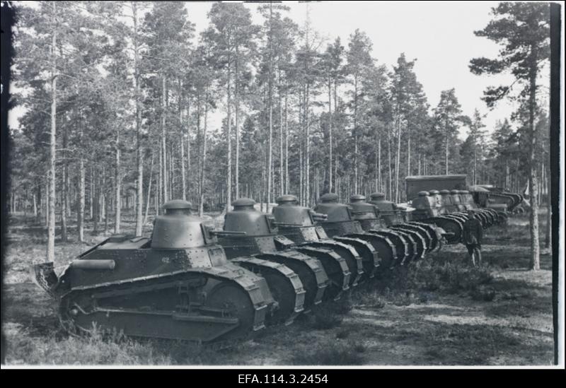 Eesti soomusautod ja tankid enne väljasõitu.