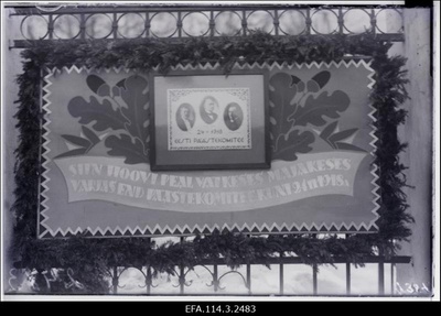 Tahvel pealkirjaga "Siin hoovi peal väikeses majakeses varjas end Päästekomitee kuni 24.11.1918.a".  similar photo