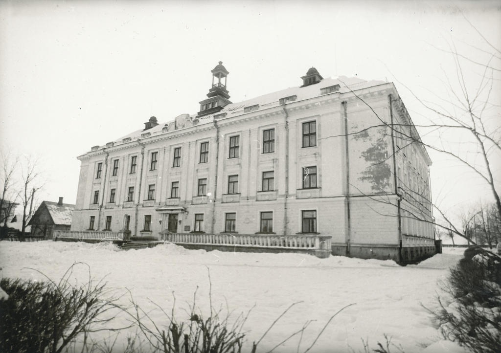 Foto. Vastseliina rajooni endine administratiivhoone, praegune Vastseliina Eriinternaatkool 1977.a.