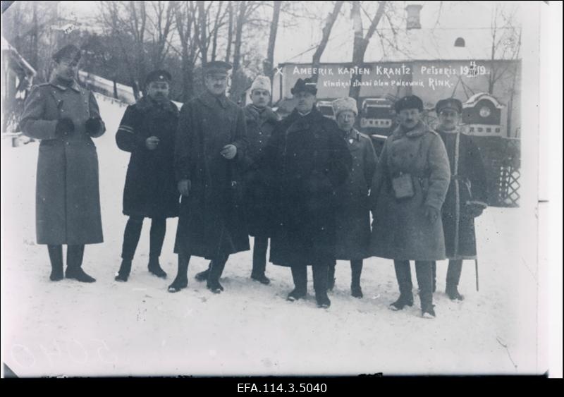 Vabadussõda. Ameerika Ühendriikide sõjaväeline esindaja Petseris.Vasakult: 1. Sõjavägede ülemjuhataja staabi käsundusohvitser kapten Eduard Villmann, 2. Kindralstaabi Valitsuse ülem polkovnik Jaan Rink, 3. Ameerika Ühendriikide sõjaväeline esindaja kapten August Krantz, 4. Soome Põhja Poegade Rügemendi ülem polkovnik Hans Kalm, 5. Välisministeeriumi sekretär Hermann Hellat, 6. tõlk, 7. 2.Jalaväepolgu ülem alampolkovnik Hans Kurvits, 8. 2.Jalaväepolgu 1.pataljoni ülem kapten Johannes Anderson.