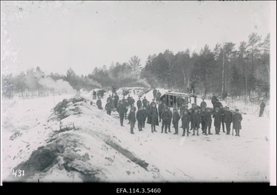 Vabadussõda. 1.Diviisi reservis oleva 6.Jalaväepolgu 2.pataljoni sõdurid kasarmuks olevate muldonnide juures Auveres.  duplicate photo