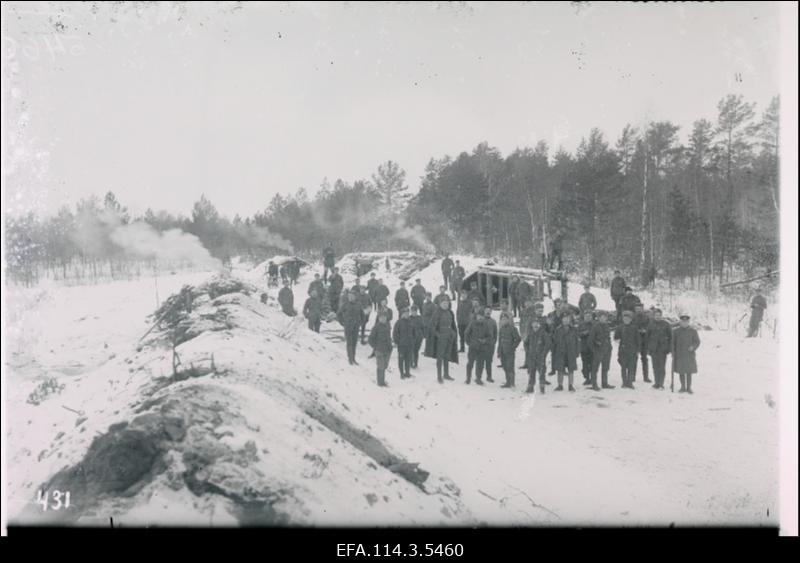 Vabadussõda. 1.Diviisi reservis oleva 6.Jalaväepolgu 2.pataljoni sõdurid kasarmuks olevate muldonnide juures Auveres.