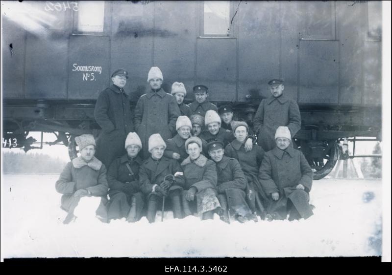 Vabadussõda. Laiarööpalise soomusrongi nr.5 ohvitserid. Vasakult: I rida - ?, ?, rongi adjutant alamkapten Nikolai Ermann (Nigul Ermaste), majandusülem alamleitnant Richard Blumthal (Riho Raudi), lipnik Karl Ivask, lipnik Matin Odrats; II rida - komandandi abi alamkapten Osvald (Olav) Mullas, 1.dessantroodu ülem leitnant Voldemar Avotin (Aaviste), luurajate komando ülem lipnik Arnold Normak, patarei nooremohvitser ohvitseri asetäitja Paul Pommer (Himot Rassi); III rida - patareiülem leitnant Hellmuth Ibrus, ?, lipnik Johannes Peterson (Juhan Põldmaa), ?, ?, ?.