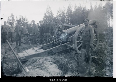 Vabadussõda. 2.Suurtükiväepolgu 7.patarei (Kuperjanovi Partisanide Pataljoni patarei) haubits Rodenpoisi (Ropaži) tulistamas Landeswehri positsioone.  duplicate photo