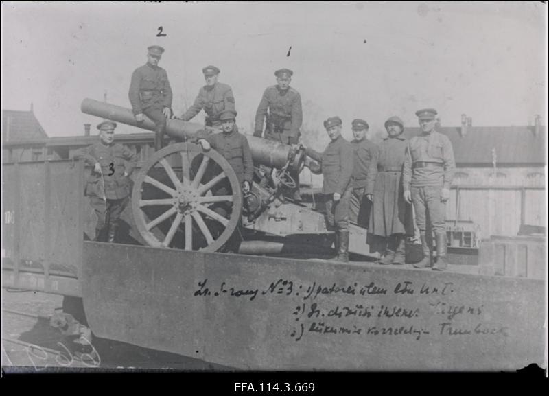 Vabadussõda. Laiarööpalise soomusrongi nr.1 suurtükiplatvorm jaapani 105 mm suurtükiga (nn Konn). Vasakul seisab raudteejaama komandant ohvitseri asetäitja Julius Trubock (Trubok), suurtükitorul istub Soomusrongide Divisjoni tehnikaosakonna ülem insener Eduard Jürgens, suurtükitorule toetub vasakul rongi patareiülem alampolkovnik Konstantin Troitsky (Troitski) ja tema kõrval (käes kindad) Soomusrongide Divisjoni suurtükiväe inspektor leitnant Mart Unt.