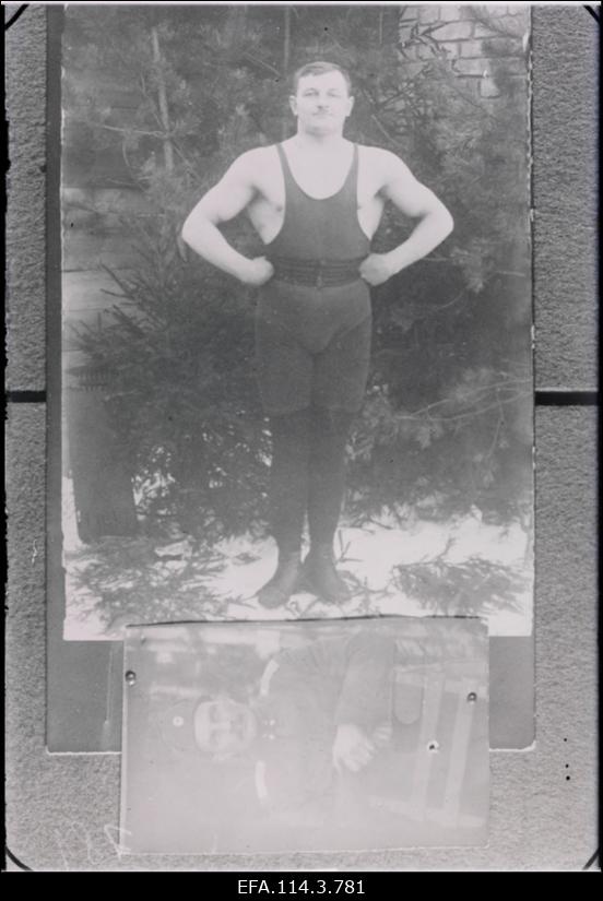 Vabadussõda. 2.Suurtükiväepolgu 3.liikuv laskemoonapargi meeskonna tugevaim liige allohvitser A. Teder.