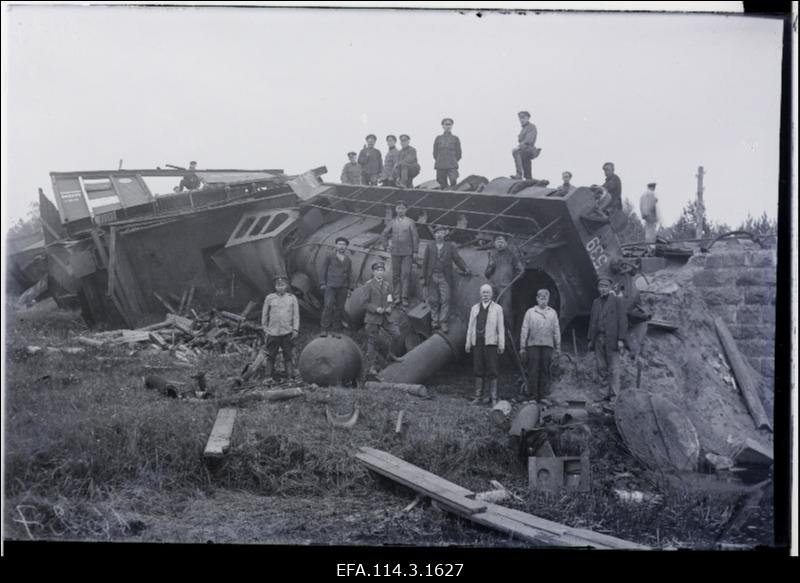 Vabadussõda. Eesti soomusrongide edasitungi takistamiseks rööbastelt välja aetud rongi koosseis Berjozki raudteejaama lähedal.