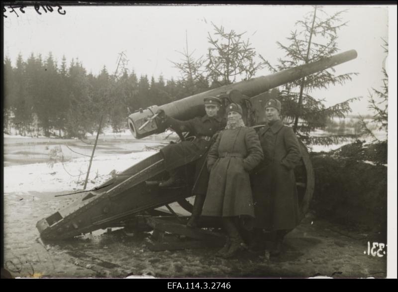 Vabadussõda. 2.Kindluse Raskesuurtükiväe Divisjoni kindlusepatarei nr.7 107 mm suurtükk positsioonil Komarovkas. Vasakult: patarei vanemohvitser lipnik Karl Kask, patareiülem alamkapten Paul Borkmann, patarei nooremohvitser lipnik Heinrich Stunde (Henn Sarmiste).