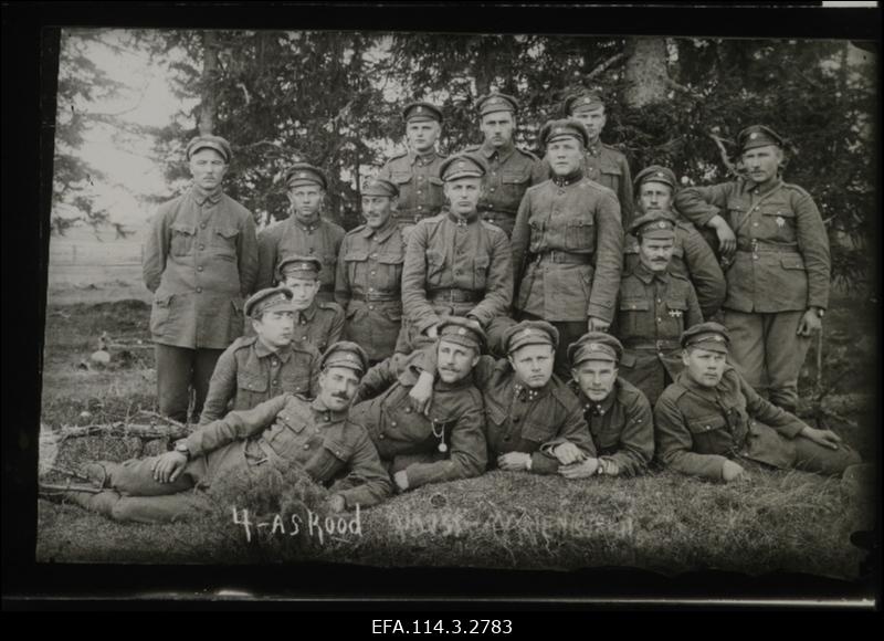Vabadussõda. 2.Jalaväepolgu 4.roodu sõdurid Marienburgis (Aluksne). Keskel istub rooduülem leitnant Karl Lamp, tema vasakul käel seisab roodu nooremohvitser alamleitnant Robert Lamp.
