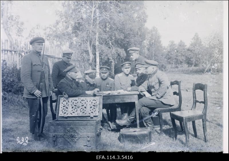 Vabadussõda. 6.Jalaväepolgu kassa revisjon Kunitšina Gora külas. Istuvad vasakult: 1. laekahoidja sõjaväeametniku asetäitja Pärtel Kirschfeldt (Kirschfelt), 2. majandusülem leitnant Karl Soo, [3. kuulipildujate roodu nooremohvitser Mart Haber (Kaerma), 4. 12.roodu vanemohvitser leitnant Aleksander Nimrich, 5. allohvitser Mihkel Martson, 6. kortermeister sõjaväeametnik Karl Lossmann].