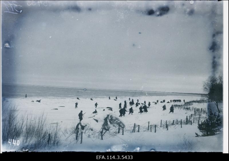 6.Jalaväepolgu 3.roodu sõdurid rünnakut harjutamas Vasknarvas.