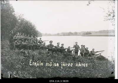 Vabadussõda. 9.Jalaväepolgu 8.roodu 3.rühm Erküla (Arciems) järve ääres. Vasakul seisab roodu nooremohvitser lipnik Karl Esche?.  duplicate photo