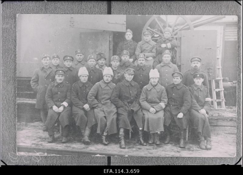 Laiarööpmelise soomusrongi nr. 5 patarei meeskond: 1. patarei ülem leitnant Ilves, 2. patarei nooremleitnant B. Soomuste.