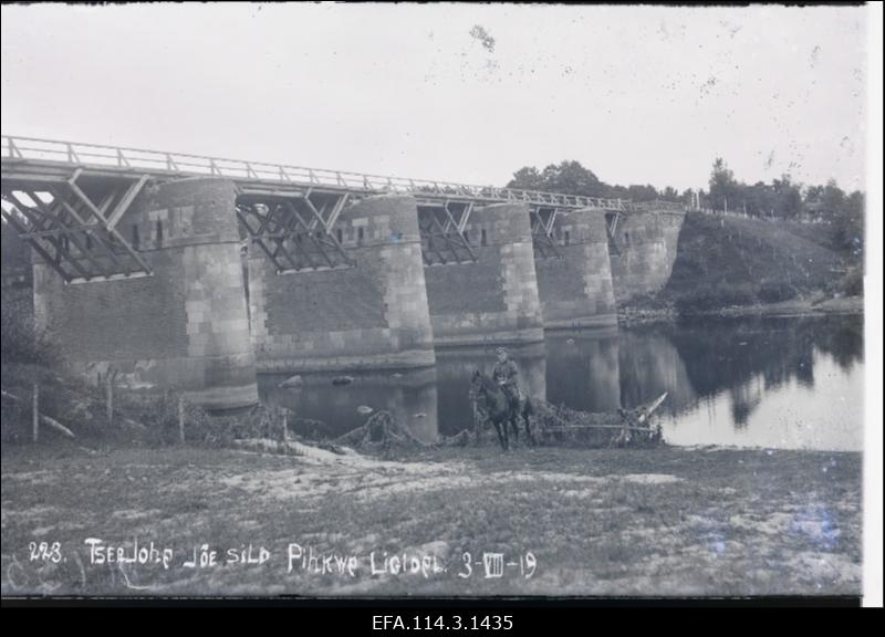 Vabadussõda. 6.Jalaväepolgu kuulipildujate komando vanemohvitser ohvitseri asetäitja Paul Tiss (Tammpere) Tšerjoha jõe taastatud maanteesilla juures Pihkva lähedal.