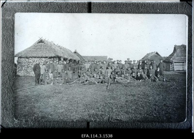 Vabadussõda. 1.polgu 6.rood Ingerimaal Mannovka külas. 1 tähistatud roodu ülem alamkapten Hans Rebane.  duplicate photo