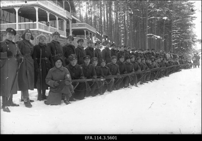 Vabadussõda. Kalevi Maleva Polgu 2.rood Tamula järve ääres. Seisavad vasakult: 1. rooduülem alamleitnant Michail Müllerstein, 2. roodu nooremohvitser lipnik Ludvig Triik.  duplicate photo