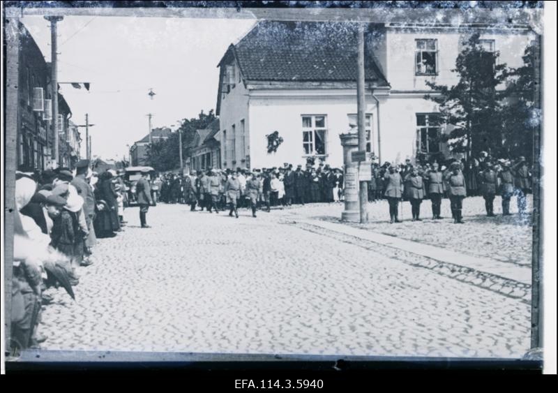 Saksa idarinde ülemjuhataja kindralfeldmarssal Baieri prints Leopold (habemega) teostamas Saksa väeosade ülevaatust Suurel turul.