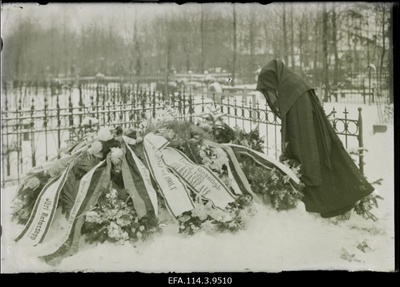 Vabadussõda. Kirepi lahingus langenud laiarööpalise soomusrongi nr.1 dessantroodu ülema almkapten Jüri Ratassepa haud Kalamaja kalmistul.  similar photo