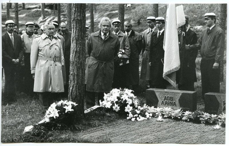 Agu Aarna 80.sünniaastapäeva tähistamine, pärgadepanek Metsakalmistul, kõneleb polümeeride tehnoloogia õppetooli vanemteadur Peep Christjanson, 11.okt. 1995.a.