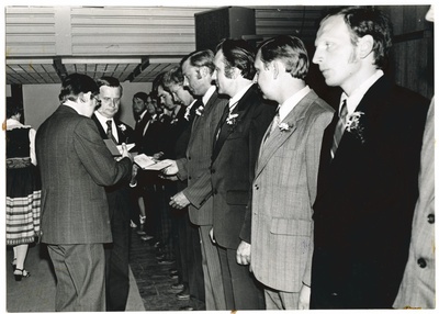 TPI õhtuse teaduskonna lõpuaktus, diplomeid kätte andmas rektor B. Tamm ja dekaan dots. H. Ross, 1983.a.  similar photo