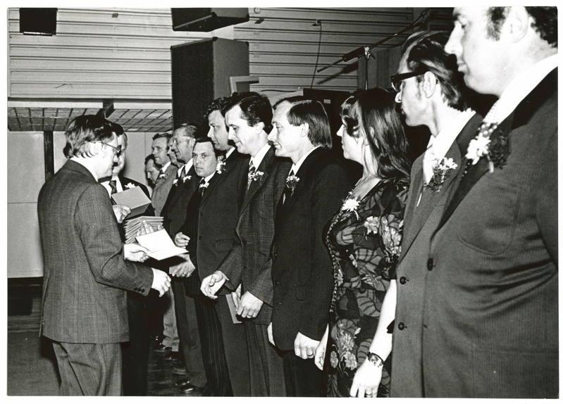 TPI õhtuse teaduskonna lõpuaktus, diplomeid kätte andmas rektor B. Tamm ja dekaan dots. H. Ross, 1983.a.