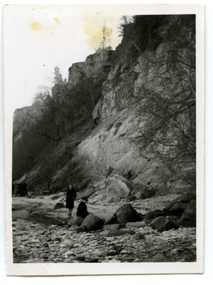 Tallinna Tehnikaülikooli mäekateedri professor Jaan Kark üliõpilastega Rannamõisas praktikal, 1938.-1940.a.  similar photo