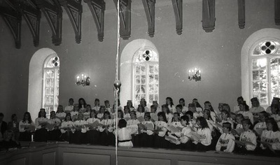 Fotonegatiiv. Eesti naiskooride laulupäev Põlvas 1989. Kontsert Räpina kirikus.  similar photo
