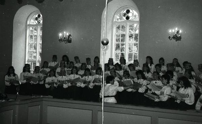 Fotonegatiiv. Eesti naiskooride laulupäev Põlvas 1989. Kontsert Räpina kirikus.  similar photo