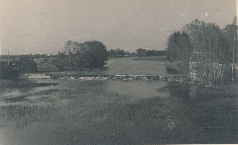 Foto. Vana Teenuse mõisa vesiveski ja jõgi paisuga. Vaade sillalt. 29.05.1960. Fotogr. R. Kalk.