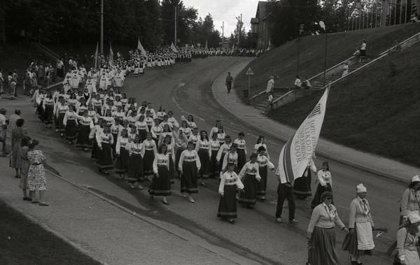 Fotonegatiiv. Eesti naiskooride laulupäev Põlvas 1989. Rongkäik. TRÜ Akadeemiline Naiskoor.