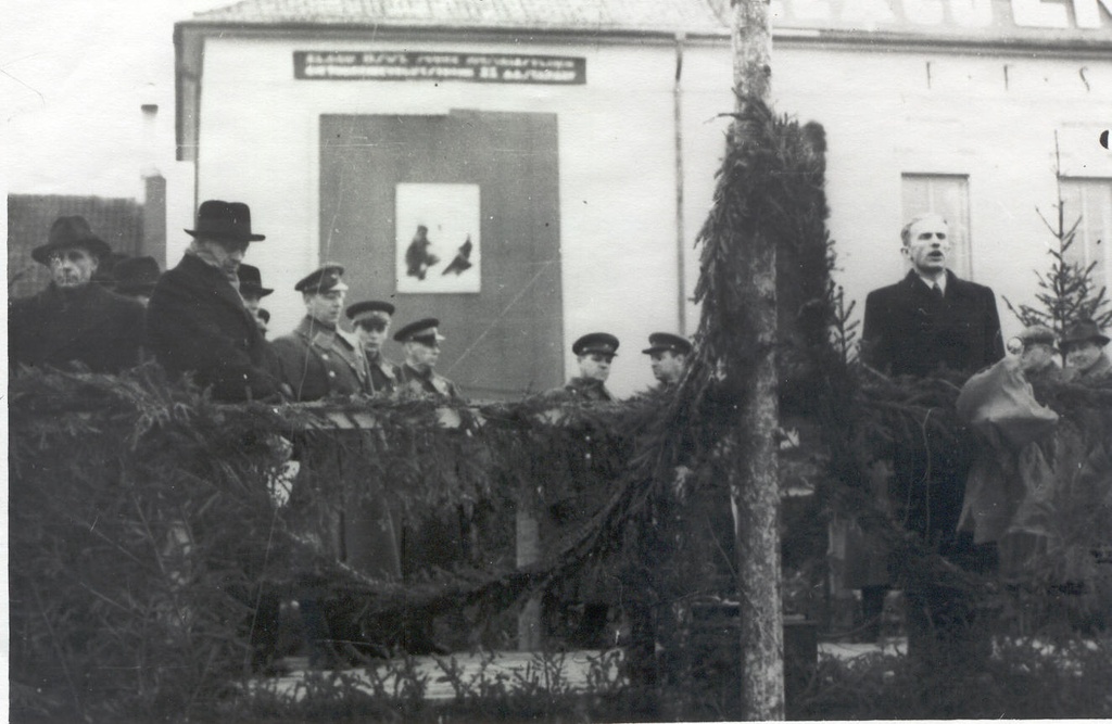 Foto. SSOR 23. aastapäewva tähistamine Võrus 1940.a. 7.novembril.