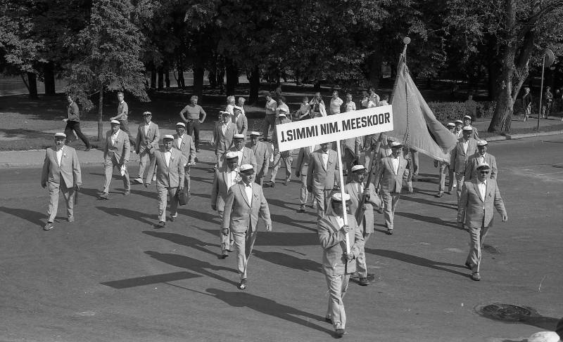 Negatiiv. III poistekooride laulupidu Tartus 1986. A. Nilsoni kogu. J. Simmi nim. meeskoor rongkäigus.