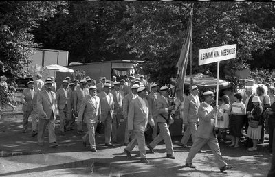 Negatiiv. III poistekooride laulupidu Tartus 1986. A. Nilsoni kogu. J. Simmi nim. meeskoor rongkäigus.  similar photo