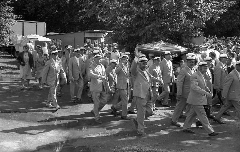 Negatiiv. III poistekooride laulupidu Tartus 1986. A. Nilsoni kogu. J. Simmi nim. meeskoor rongkäigus.