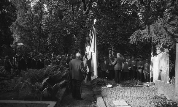 Suur laulupüha Tartus. 1989. Mälestamine Juhan Simmi haual.