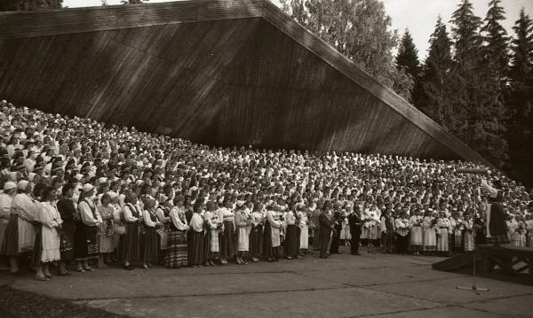 Fotonegatiiv. Eesti naiskooride laulupäev Põlvas 1989. Kontsert Intsikurmu laululaval. Ühendkoori dirigeerib Vaike Uibopuu.