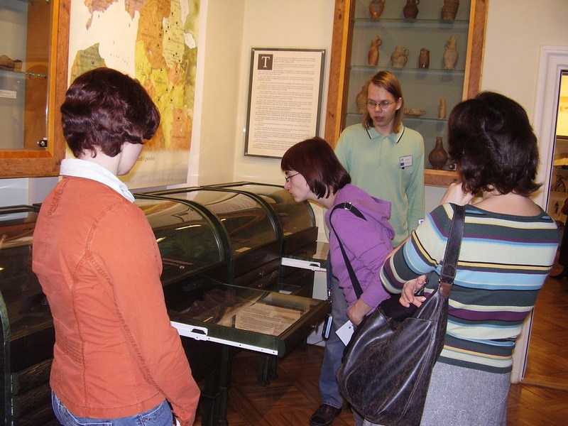 Rahvusvaheline koostööprojekt History in Town Tartu linnamuuseumis, püsinäitust tutvustab Arvi Haak. Tartu, 2006.