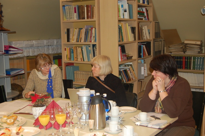 Rahvusvaheline koostööprojekt History in Town Tartu linnamuuseumis, nõupidamine. Vasakult Helve Russak, Virve Tuubel, Merike Toomas. Tartu, 2006.