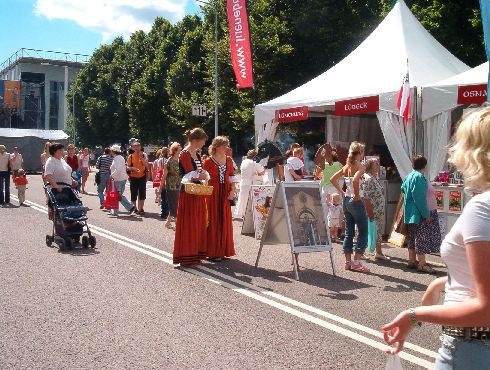 Digifoto. Tartu rahvusvahelised hansapäevad, müügipaviljonid. 2005. Foto Tiia Reisner.